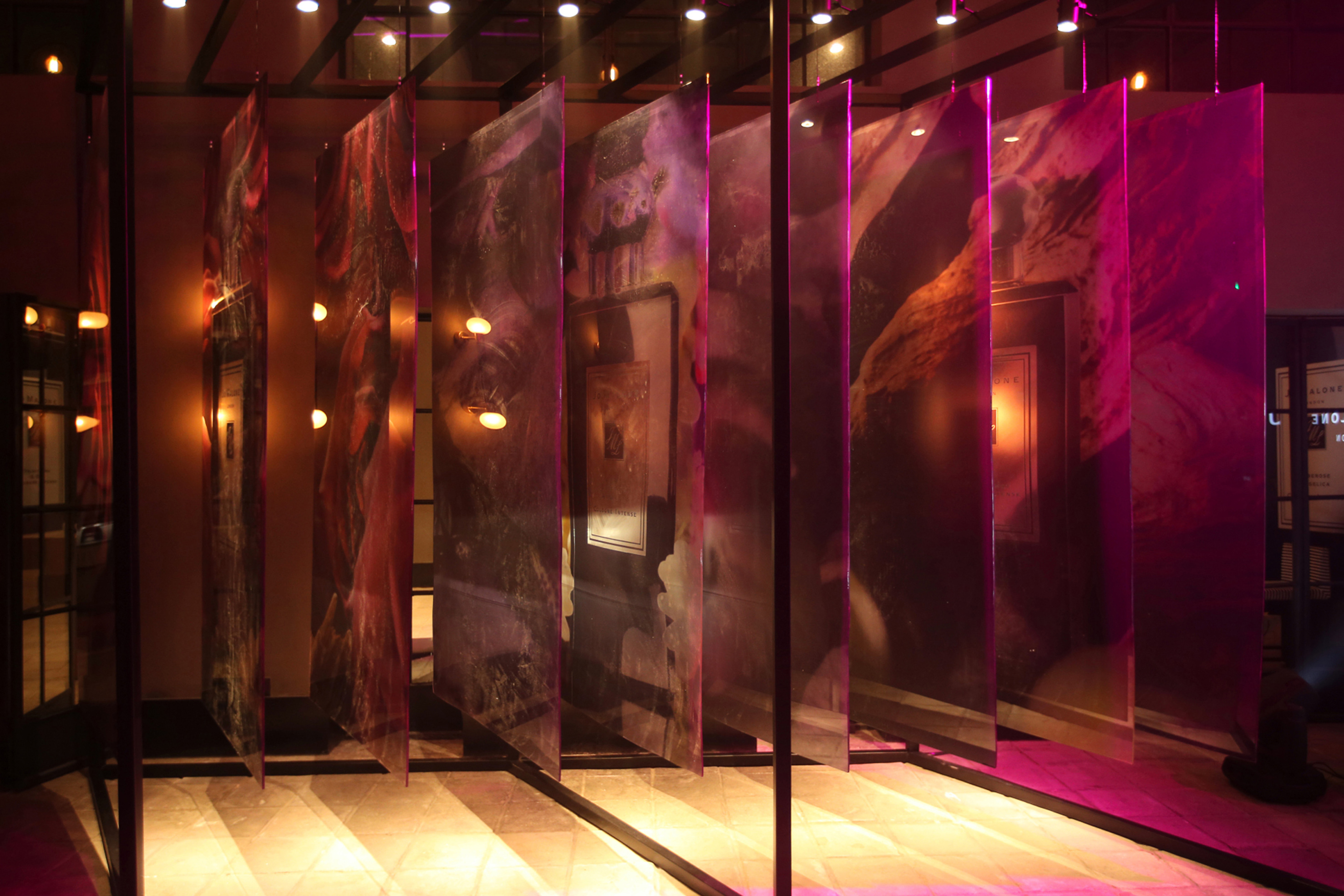 2017年1月18日，雅诗兰黛集团旗下的顶级英伦奢宠香氛品牌Jo Malone London祖·玛珑于北京发布了全新奢华高端系列——Cologne Intense馥郁香氛系列。该系列由品牌创意工作室联手包括Marie Salamagne在内的数位国际著名调香大师打造，精心寻觅和采撷了全球最珍贵且稀有的原料，以结合传统古法和现代工艺的独特调香方式全新演绎，凝萃于极致纯黑配银色标签的瓶身，六款香调皆奢华馥郁、神秘高贵，且带有祖·玛珑摩登英伦格调。活动当天，来自演艺、时尚、美容、艺术及文化体育界的众多明星名流与媒体嘉宾们相聚一堂，和祖·玛珑全球生活创意总监Debbie Wild女士以及祖·玛珑中国区品牌总经理薛俊平女士一同探索全新香氛、润肤乳霜、菁华润肤油及香氛蜡烛；恣意混搭专属香调并尽享奢宠“手部与臂部护理”；以及为犒赏自己或礼赠挚爱而在香氛上镌刻专属印记并置于精致手绘丝绒玫瑰礼盒……在美景和香气中开启了一场馥郁芬芳的循香之旅。