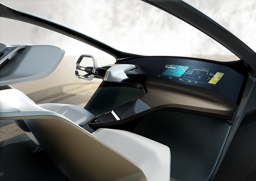 此外，宝马全新的Holo Active Touch（虚拟触控技术）也随着这辆车与众人见面，该系统利用超声波提供触觉反馈，可谓是跨时代的黑科技产物。
