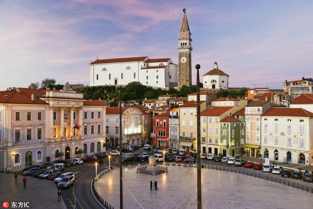 皮兰位于斯洛文尼亚西南沿海，又被称为“斯洛文尼亚亚得里亚海珍珠”，是一座保存完好的中世纪小城。历史上皮兰曾经在威尼斯城市共和国管辖下度过了近500年，因此城中许多建筑至今仍流露着威尼斯的风格。
