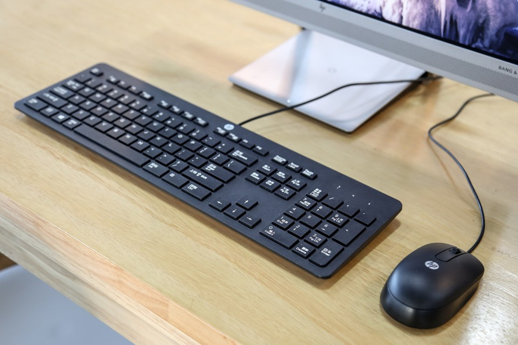 NO.4布线更加简洁
Elite Slice 幻系列的USB-C 接口支持大功率供电，通过 USB-C 接口就能够为显示器供电，这样的话主机仅需要一根线缆就能够和显示器之间相互连接，整体看起来更加简约大气。可惜美中不足的是，标配的鼠标和键盘都是有线的，如果能搭配无线鼠键的话，会进一步简洁。
