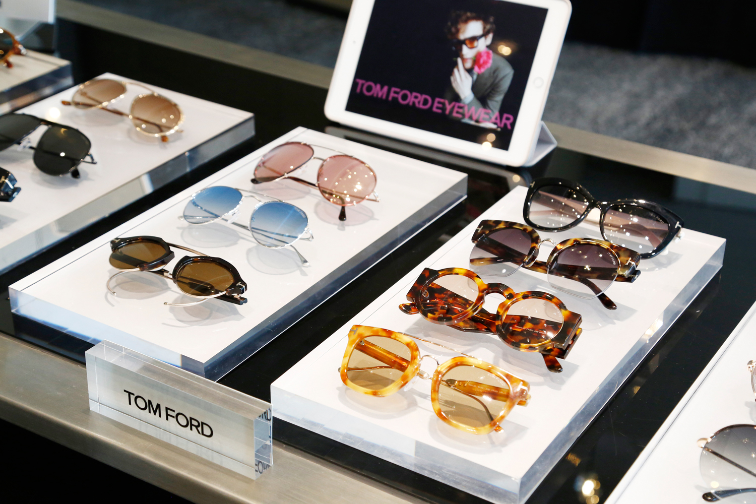 Tom Ford 2017年秋冬眼镜系列分别为男士及女士们推出了17款太阳眼镜和8款光学眼镜。系列包含了多款饰以奢华考究细节的经典款式，更包括各种以复古为灵感的镜架，并搭配怀旧色彩和金属细节。一如既往，以全新手法诠释经典造型，专为Tom Ford 带来独一无二、极具标志性的成品。