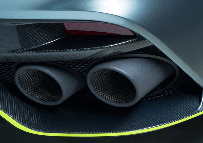 新车型针对空气动力学进行了改进，提升运动性能。Rapide AMR从车头跨越车顶延伸至车尾的灰绿色拉花线条，将阿斯顿马丁传统的赛车风格在这款全新高性能车上得到展现。