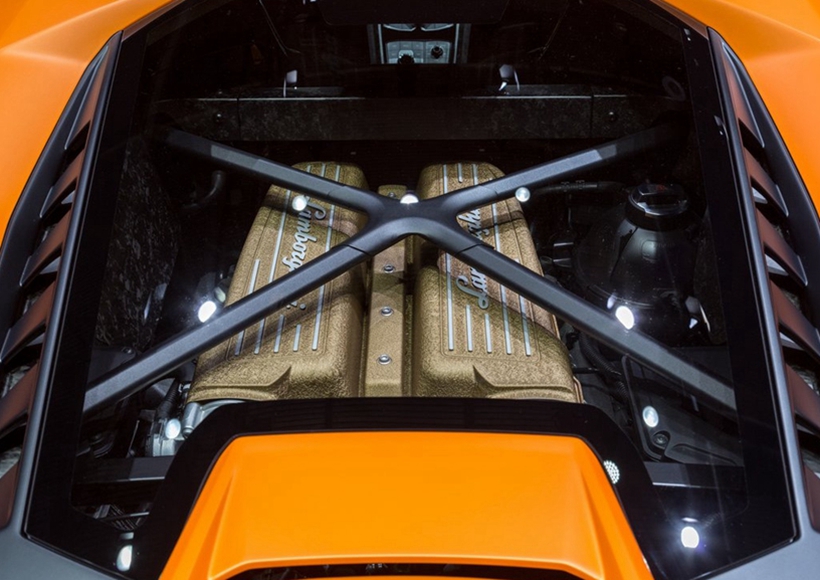 Huracan Performante 传承了纯正的兰博基尼基因，如同一个技术集合的工艺品。这款车在设计上体现出兰博基尼 Super Trofeo 赛车明朗的线条和卓越的性能，突出了车辆不可或缺的主动空气动力学 (ALA) 和轻量化设计。