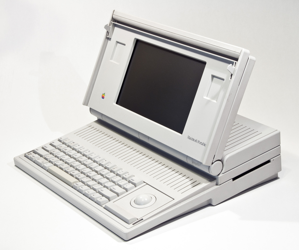 NO.1 Macintosh Portable
第一个上太空的宇航员，我们很熟悉。但是第一个上太空的电脑，知道的人就比较少啦，那就是1989年苹果的Macintosh Portable。此台电脑是一个实验性产品，也是苹果的第一台通过电池供电的“轻便型”电脑，在当时有着重要的意义。Macintosh Portable的设计也体现了人性化的设计，鼠标和键盘都可以拆卸交换位置，适合左撇子的用户。
