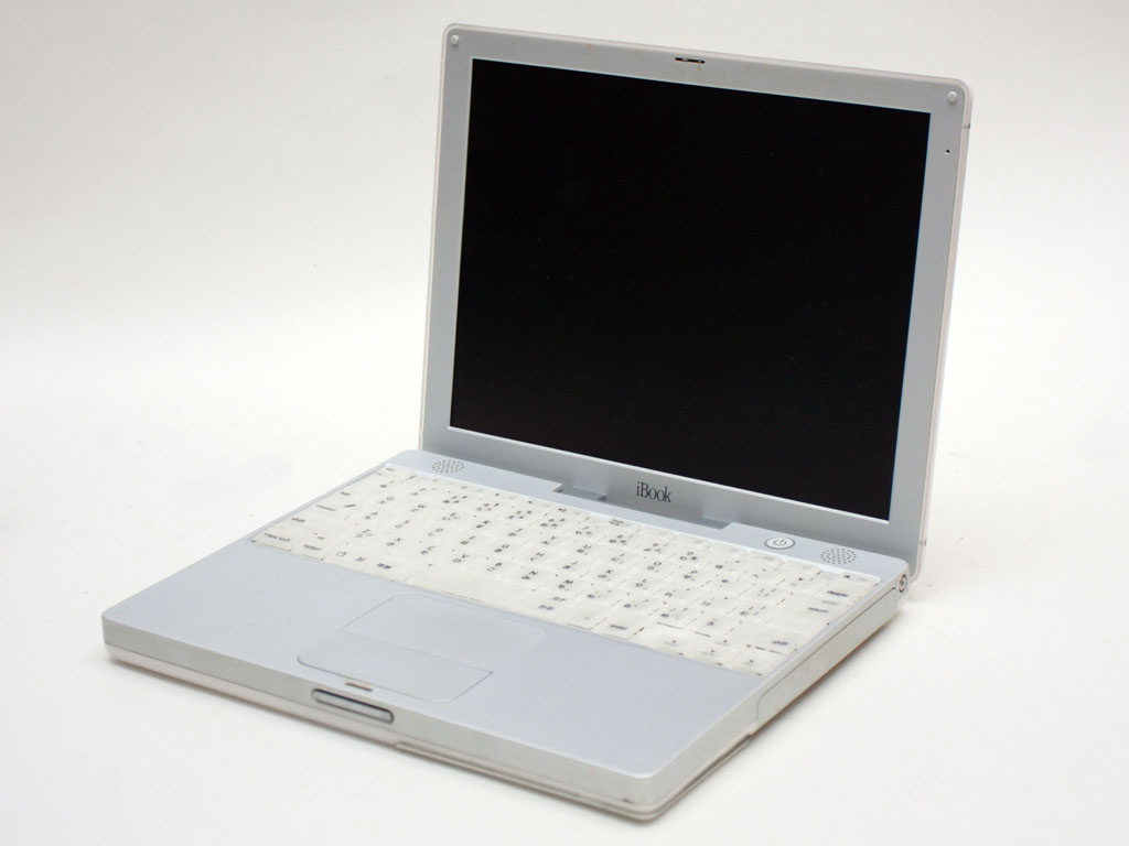 NO.8 iBook
1999年的iBook是以学生群体为主要销售对象。此款笔记本外形色彩丰富，一共有橘色、蓝莓、灰黑、亮蓝和柠檬绿5种配色可以选择。
