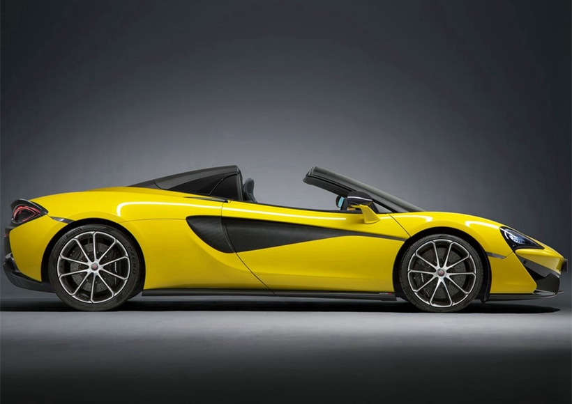 McLaren 570S Spider 的动力配置方面与硬顶版完全相同，570马力 3.8L V8 双涡轮增压引擎，可输出600Nm扭矩峰值；搭配七前速双离合变速箱，MR 驱动布局；开篷版车重只比硬顶版增加了不到50kg，整备质量仅为1,498kg；0至100km/h加速3.2秒，0至200km/h加速9.6秒，极速328km/h ，敞篷操作时速可达40km/h，仅需15秒即可完成启闭，并具备电动玻璃迴风罩。 