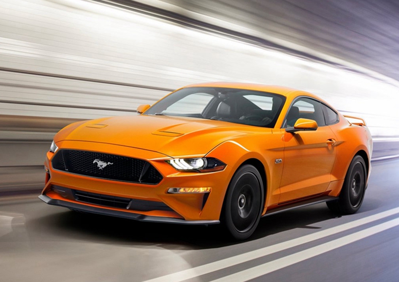 Mustang是福特旗下的一款经典性能跑车。2018款Mustang提供3.7L V6发动机、2.3T发动机和5.0L V8发动机可选，其中5.0L V8发动机新增直喷系统，使得其动力和燃油经济性更佳，传动方面匹配福特最新的10速自动变速箱，6速自动变速箱提供选装。