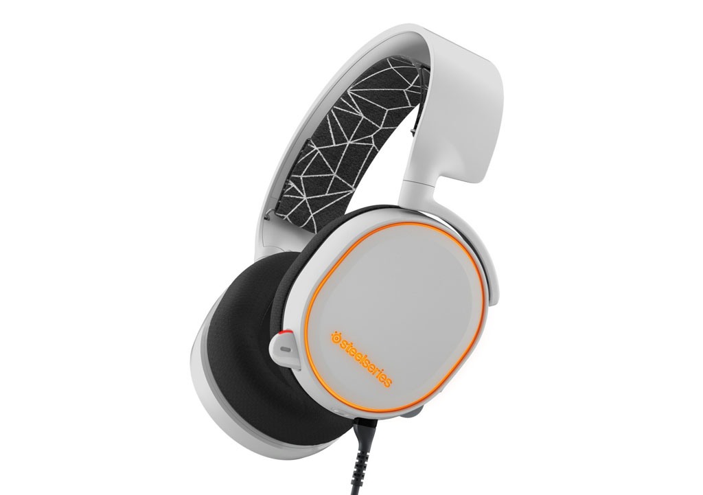 NO.1 赛睿 Arctis 7
相比于一般的耳机，游戏耳机对于音效的还原和配带感要求很高，特别是对于有爆炸场景的游戏。2017年5月，赛睿一次发布了三款寒冰系列的游戏耳机。其中一款旗舰产品是Arctis 7，采用的是S1发声单元，整体音质丰富均衡。此款耳机也是Arctis系列中唯一一个具备无线功能的耳机。此款耳机还具有指向性的ClearCast麦克风，特别适合玩游戏的时候佩戴。
