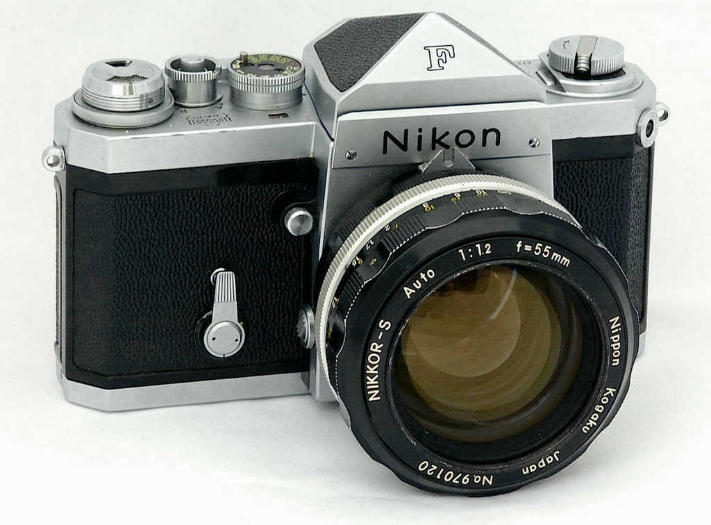 Nikon I，1948年。对于此产品，我们可以援引旁证，就在2016年，尼康传奇Nikon I编号为60922的相机拍卖，最终成交价约合人民币179008元。该相机是尼康的第一台以“Nikon”为名的相机，由于数量仅有738台，该产品只在日本国内流通。作为标志，该产品象征着尼康传奇由此开始演绎。