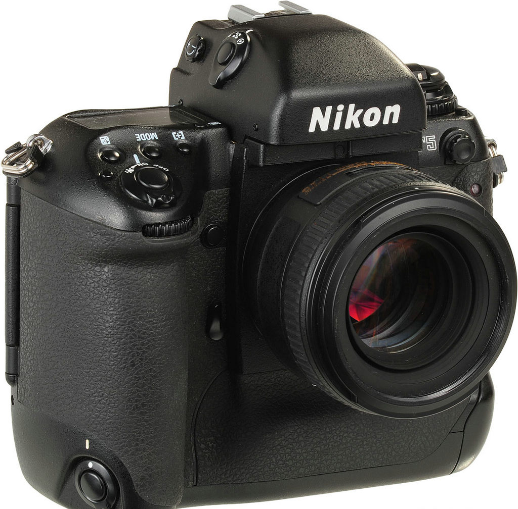 Nikon F，1959年。在敏锐的察觉到单反相机技术将引领潮流后，尼康在135画幅相机领域推出了单反Nikon F相机，该款相机还提供了可换镜头，由此开启了相机模块化设计生产新时代。