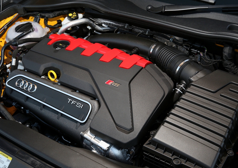 在日益追求颜值的汽车世界里，奥迪可谓是时代的引领者。在将整块仪表盘充当导航界面之后，他们又放出了另一位小将 - Audi TT RS Coupe。
