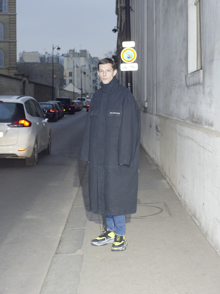 Balenciaga 巴黎世家推出2018早秋男裝系列，通過對人物的細致觀察，捕捉一系列行
走在巴黎街頭的男士特性。這季的設計延續春夏女裝系列后進一步深入主題，銜接和
融合了原型服飾深度解構極具辨識度的衣著，輕松打造出男性日常裝扮衣櫥。融入一
衣兩穿的巧妙設計，例如對方格襯衫采用錯視處理手法，把兩件 T 恤拼接相連，乍一
看好像批了一條圍巾。普通與獨特，時尚與實用之間的雙向對話強調了 Balenciaga 巴
黎世家優先考慮穿著者的個性彰顯。