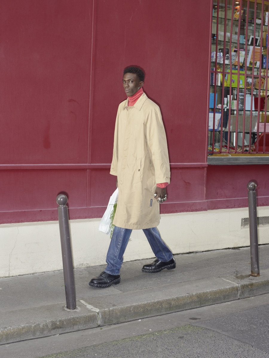 Balenciaga 巴黎世家推出2018早秋男装系列，通过对人物的细致观察，捕捉一系列行
走在巴黎街头的男士特性。这季的设计延续春夏女装系列后进一步深入主题，衔接和
融合了原型服饰深度解构极具辨识度的衣着，轻松打造出男性日常装扮衣橱。融入一
衣两穿的巧妙设计，例如对方格衬衫采用错视处理手法，把两件 T 恤拼接相连，乍一
看好像批了一条围巾。普通与独特，时尚与实用之间的双向对话强调了 Balenciaga 巴
黎世家优先考虑穿着者的个性彰显。