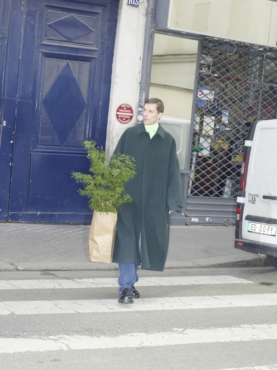 Balenciaga 巴黎世家推出2018早秋男裝系列，通過對人物的細致觀察，捕捉一系列行
走在巴黎街頭的男士特性。這季的設計延續春夏女裝系列后進一步深入主題，銜接和
融合了原型服飾深度解構極具辨識度的衣著，輕松打造出男性日常裝扮衣櫥。融入一
衣兩穿的巧妙設計，例如對方格襯衫采用錯視處理手法，把兩件 T 恤拼接相連，乍一
看好像批了一條圍巾。普通與獨特，時尚與實用之間的雙向對話強調了 Balenciaga 巴
黎世家優先考慮穿著者的個性彰顯。