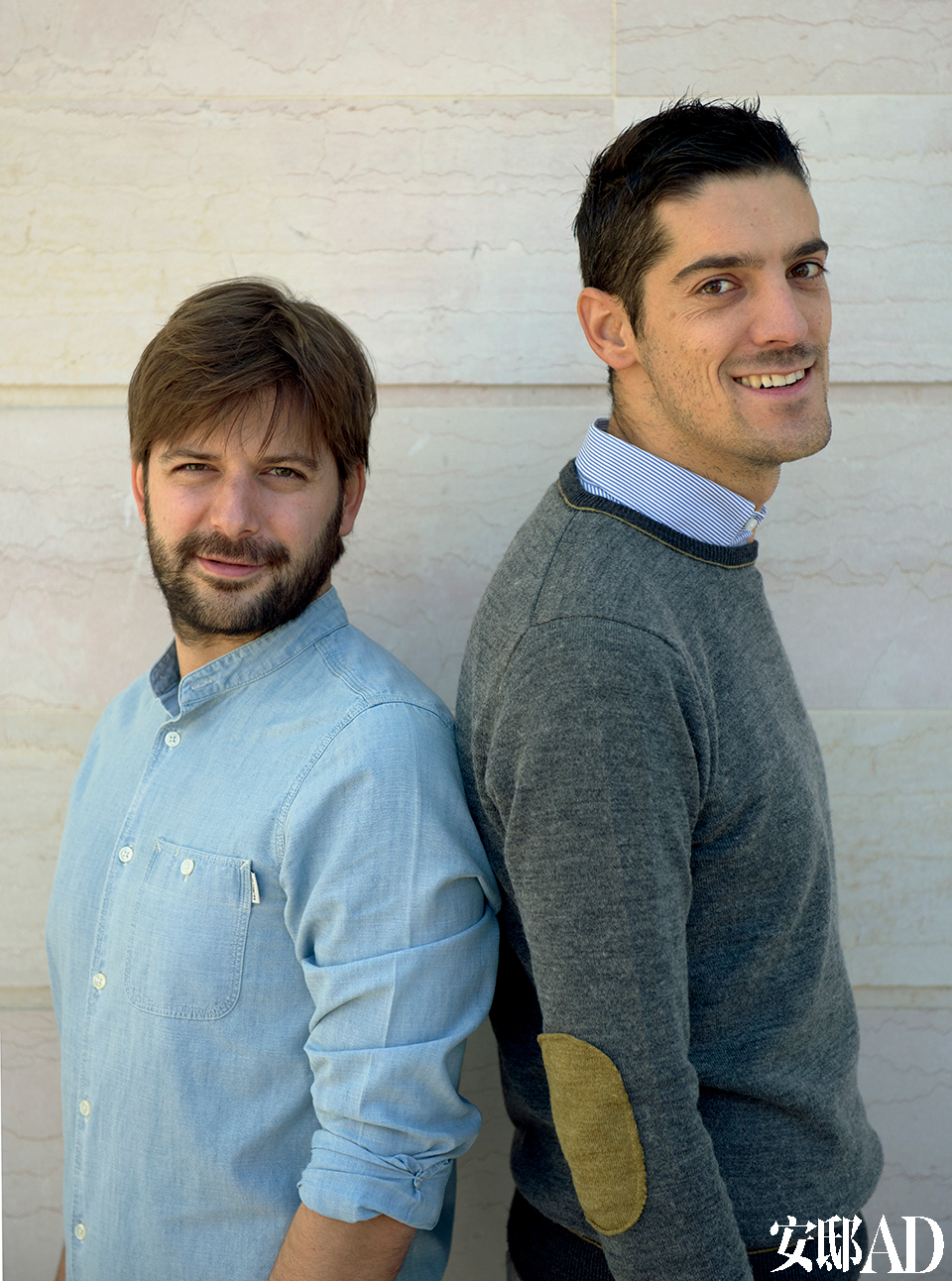 意大利设计师组合Marco Vincenti和Andrea Caturegli，两人均来自Studiovo公司。设计师: Marco Vinvent（i 左）和Andrea Caturegl（i 右），他们二人分
别毕业于佛罗伦萨的建筑学院和米兰的POLI设计学院，曾供职于世界知名的设计公司。2010年，他们回到家乡Lucca，共同成立了设计公司Studiovo，主要经营室内设计和产品设计。Marco和Andra二人联手设计了这间充满魅力和诗意的公寓，在意大利老城的市中心融合了古老和现代的旋律。公寓“颂歌”120平方米的空间包括室内部分和露台，在露台上可以俯瞰整座城市360度的景色。