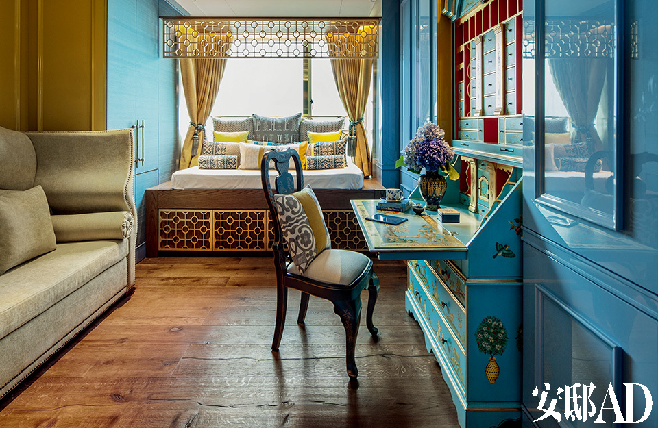 以蓝色和金色为主的客房是一个多功能区域，可以用来居住、作书房，目前它是家中双胞胎儿子的卧室。远端的榻床可以变身为一张双人床，下方还能储物。