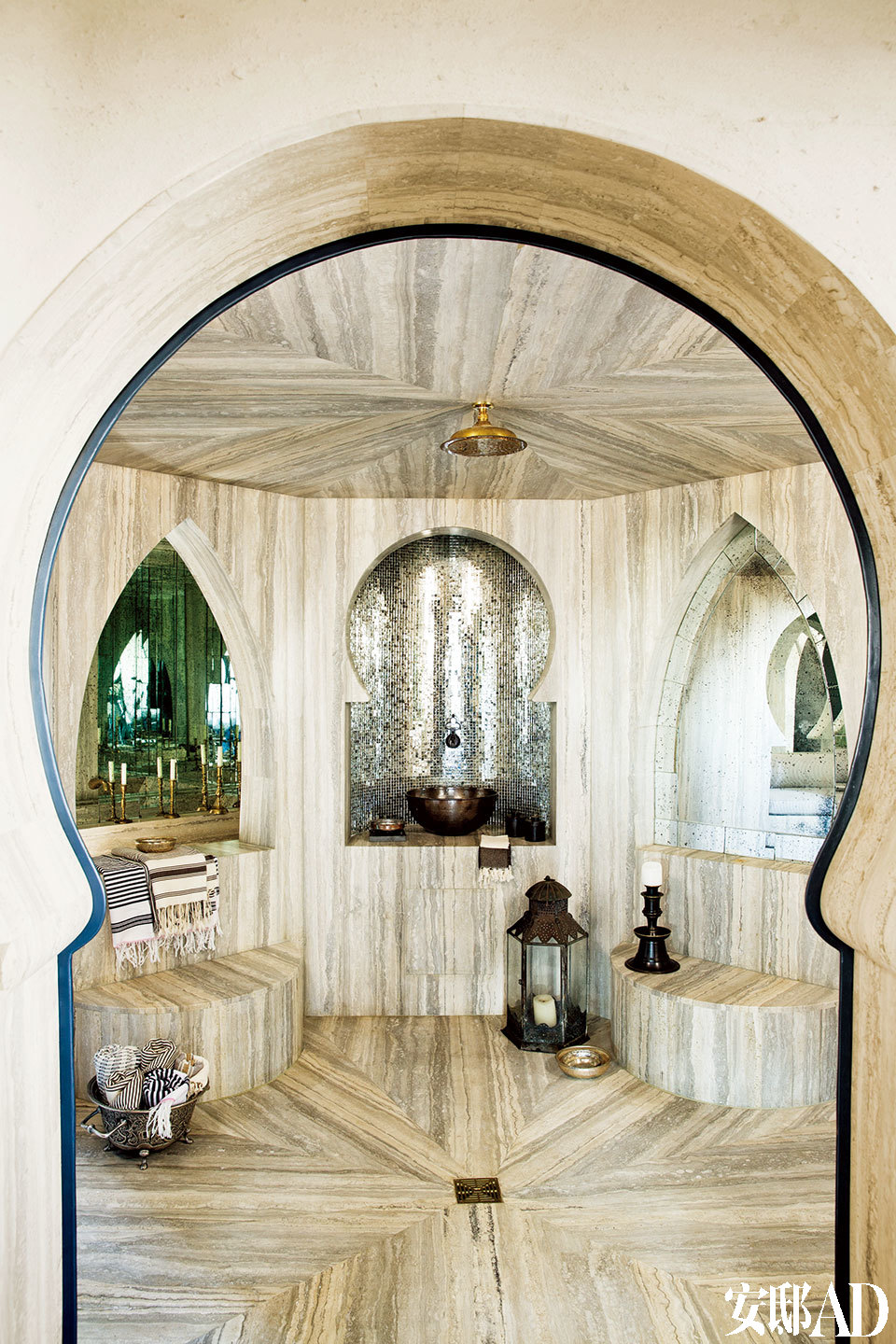 让人眼花缭乱的土耳其风格浴室中贴着脉纹的土耳其大理石，几个壁龛中铺设着镜面马赛克，花洒来自Waterworks。