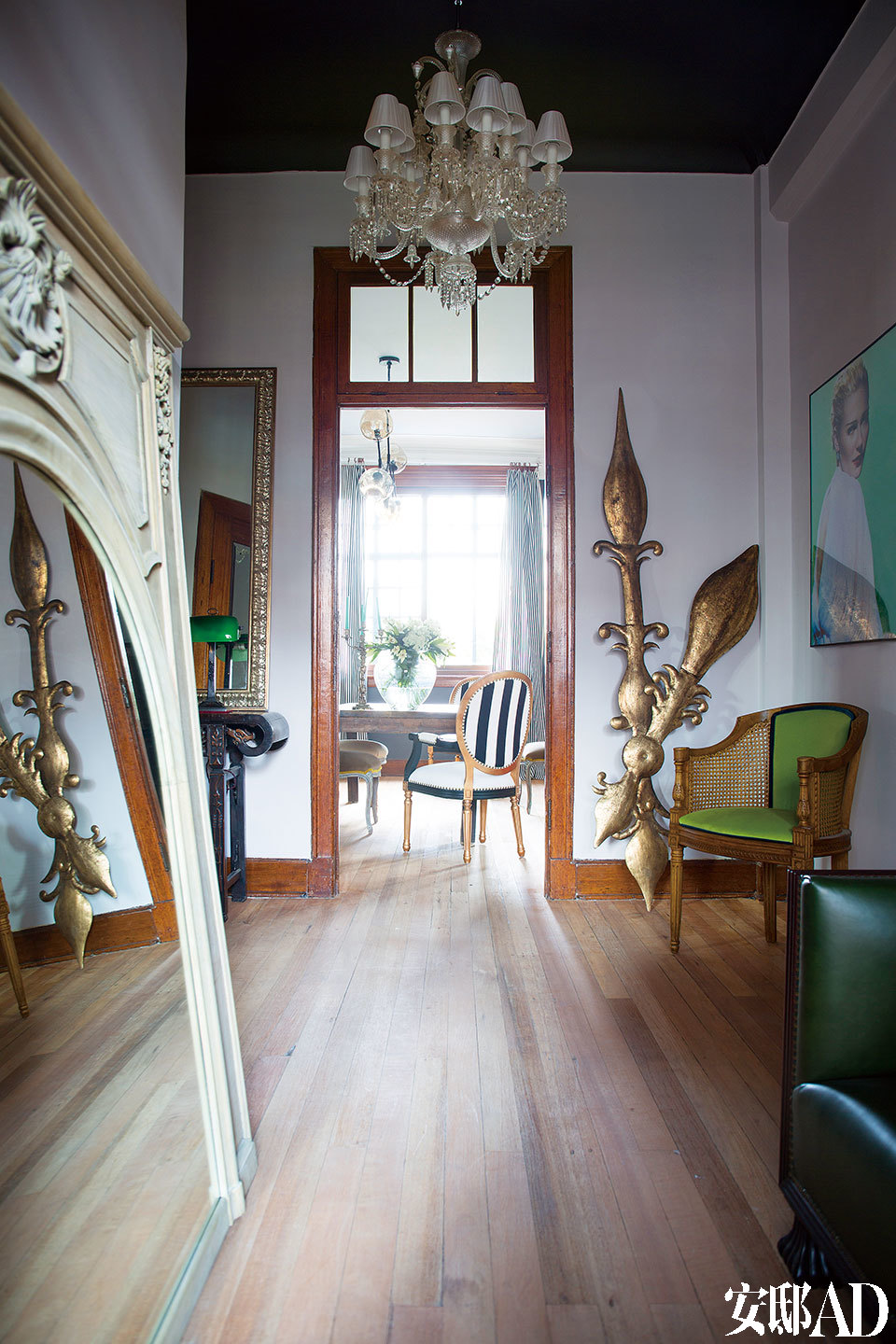 巧妙利用玄關，這里古典邊框的大面鏡子和擺件提示這個家的歐式品位。