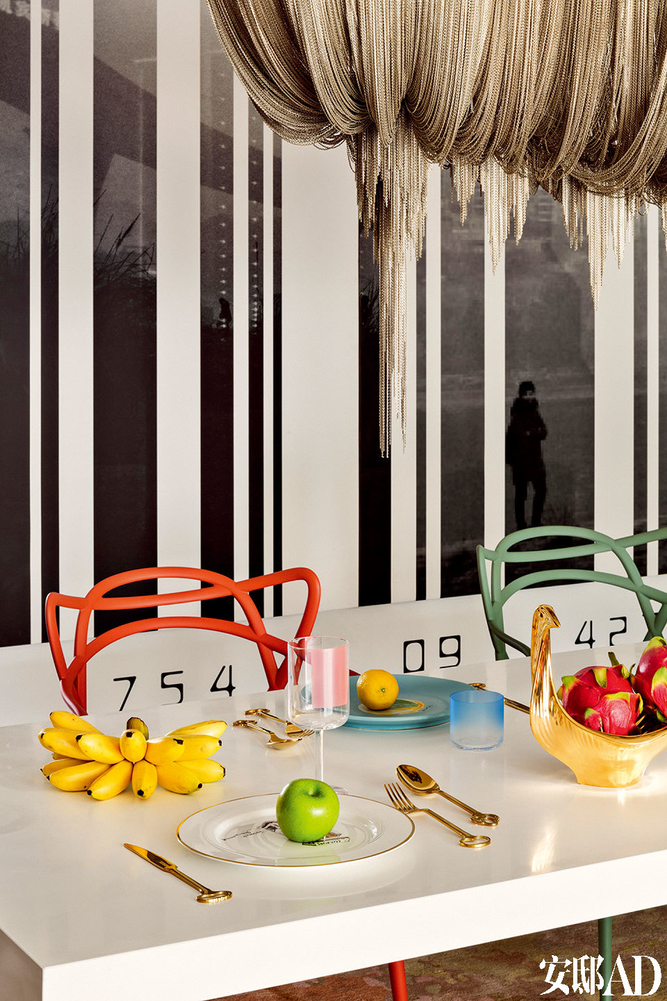 餐桌上的叉子为Seletti品牌，盘子为EasyArt，皆来自Maison de Gout媄颂雅品。