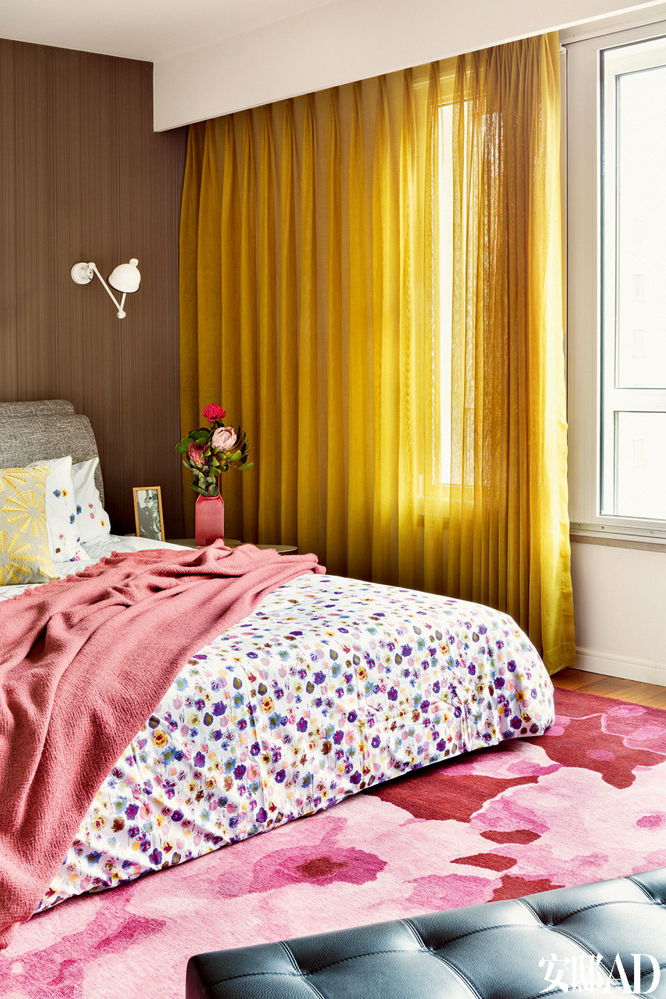 主卧室中使用了Kenzo的床品，床上的羊毛盖毯为Society品牌，来自Lane Crawford。地毯为RugStar出品，黑色皮质床榻为Minotti，来自家天地。