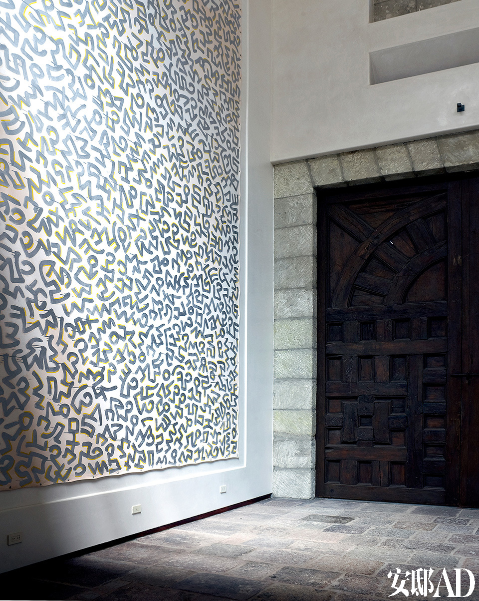 壁画是艺术家Keith Haring为京都的餐厅创作，现在餐厅已经关闭了。