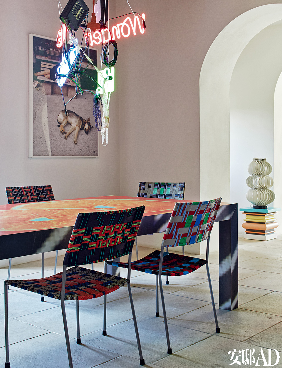 不只是吊灯，餐桌餐椅也都是来自艺术家的创作，活泼的色彩搭配，真是很意大利！数码图样餐桌来自美国艺术家Wade Guyton。彩色座椅来自奥地利艺术家Franz West。