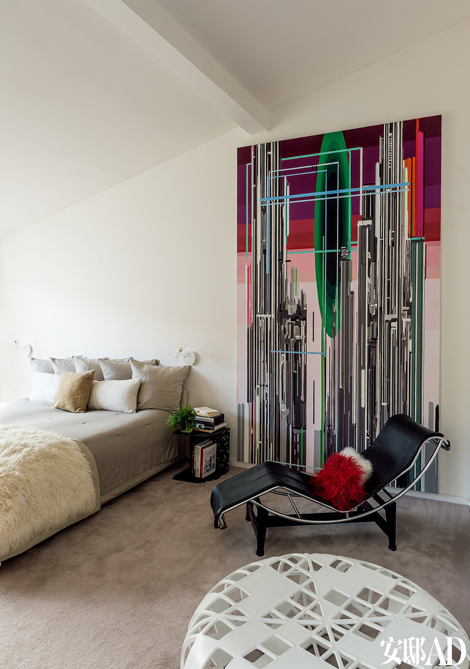 卧室的氛围被设计师Florence Pucci营造得淡雅低调，可以更好地衬托艺术品。