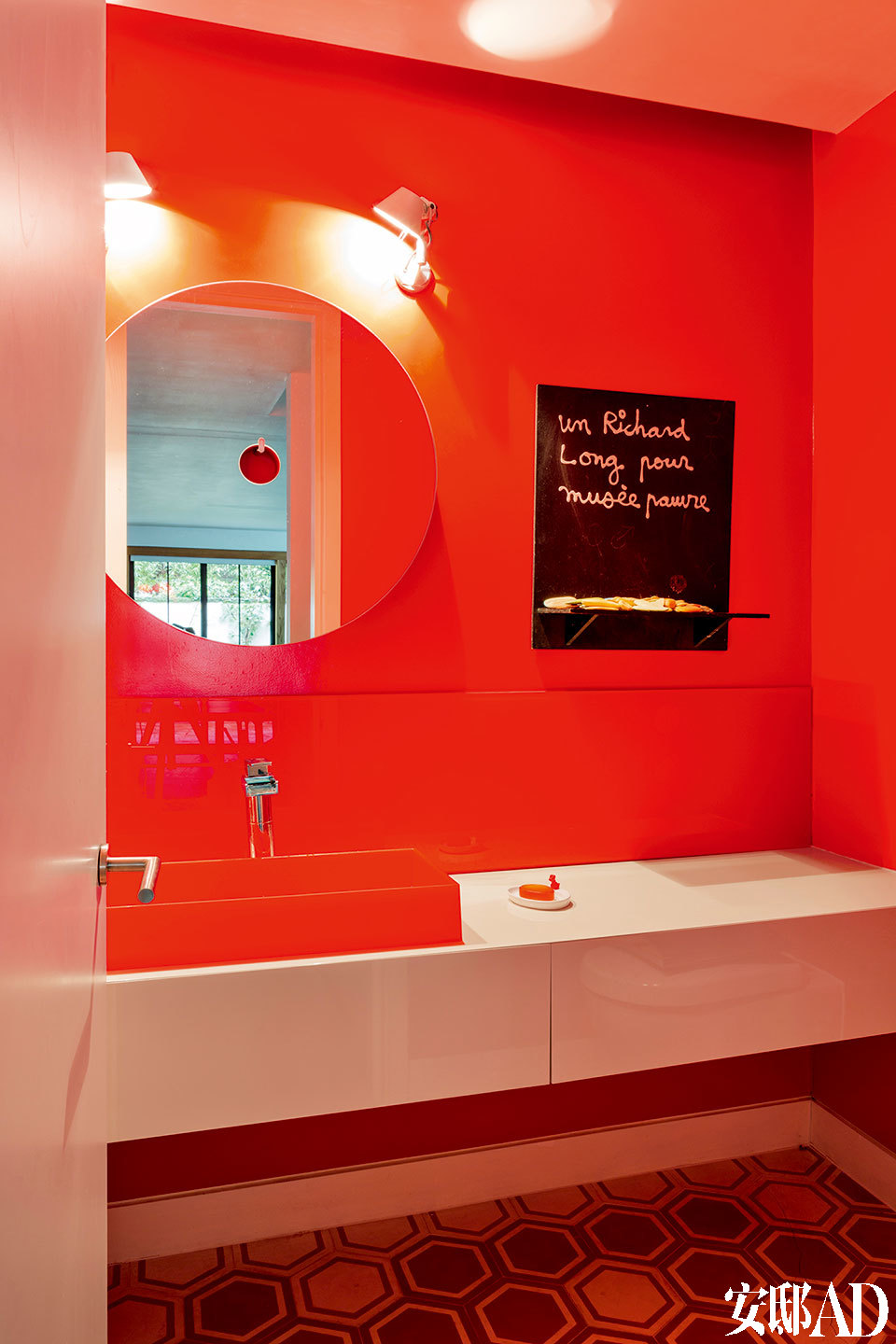 公用洗手间位于地下，有机树脂制作的红色洗手盆是在这次改造工程的负责人、瑞士建筑师Seilern的工作室购买的。