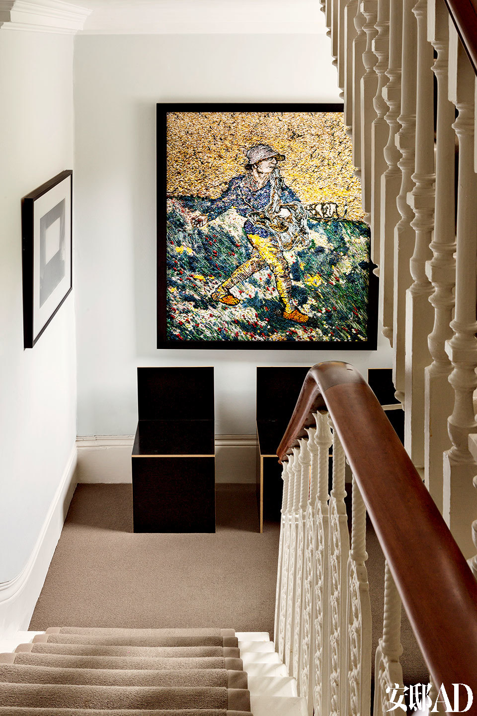 二层楼梯口处可以看到巴西艺术家Vik Muniz的画作《The Sower，after Van Gogh》。还有美国艺术家Donald Judd设计的用胶合板制作的雕塑椅。