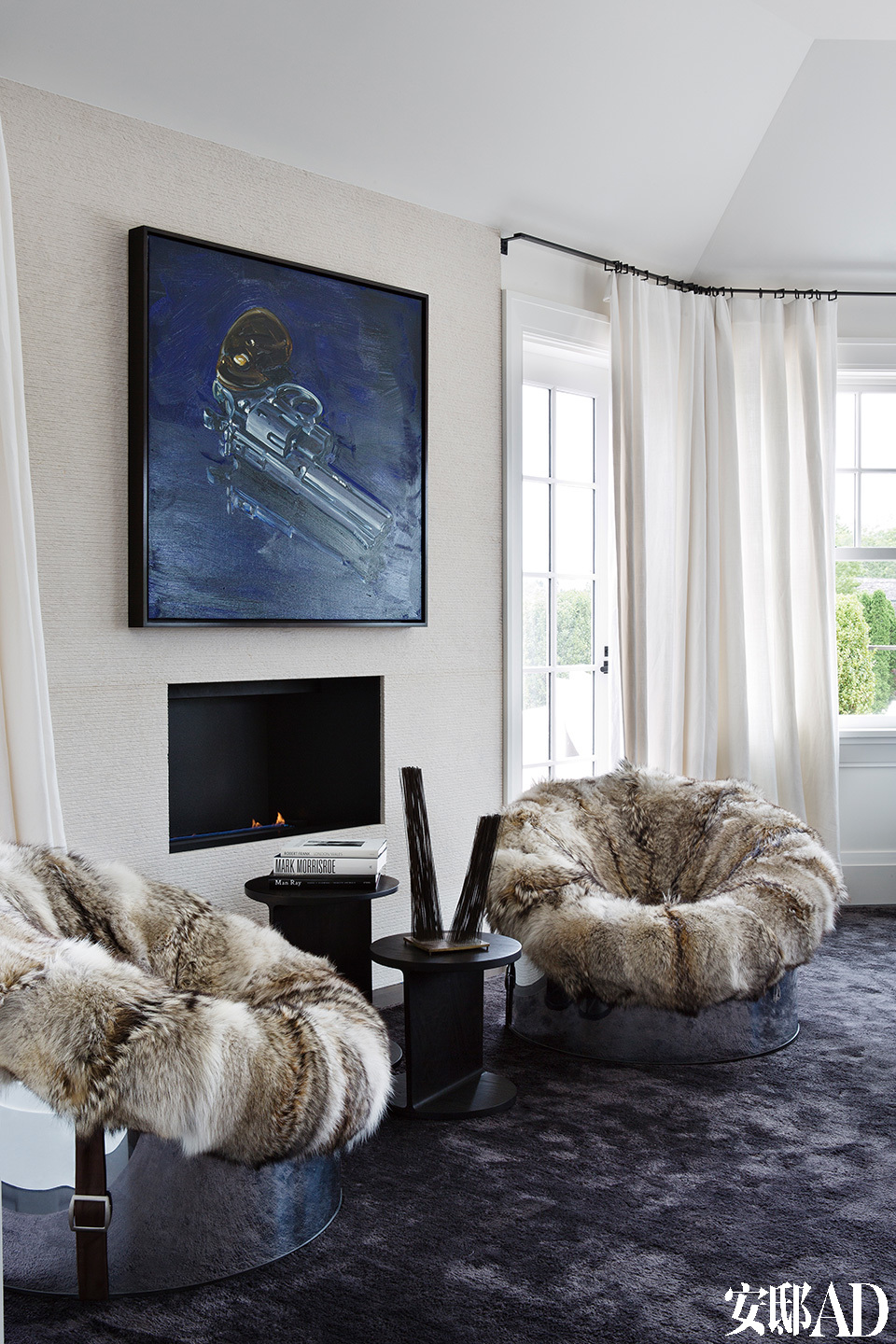 主卧室内摆放着两张20世纪60年代的土狼皮椅子，墙上挂着德国艺术家Cornelius Völker的画作《Colt Python》。