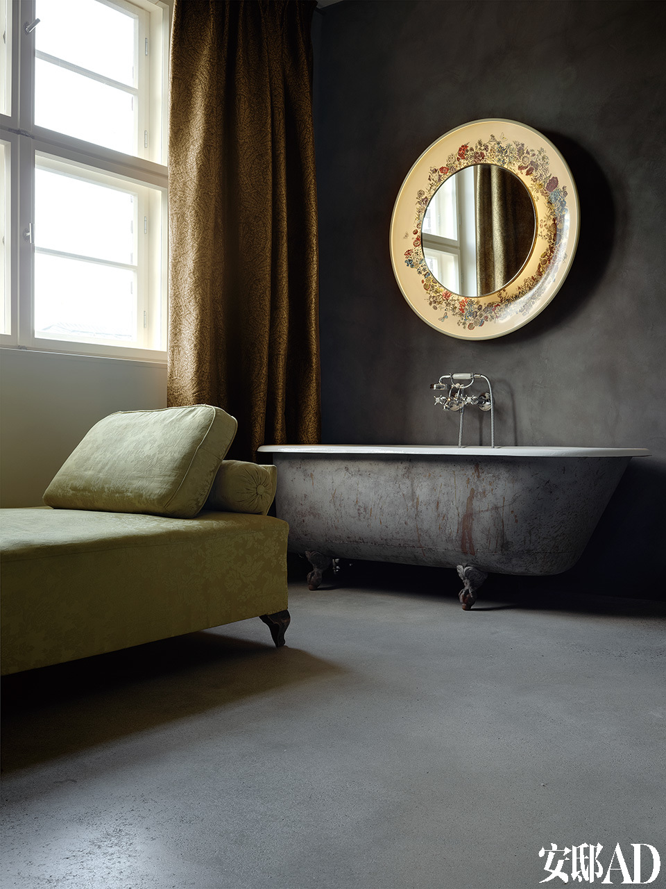 在Loft里将卧室和浴室结合起来，浴盆和两用卧床均出自1900年法国设计师之手。镜子是由Piero Fornasetti设计的复古风格家具。窗帘的绸缎来自Rubelli。浴缸周身漆黑，一天劳累之后这里是最理想的放松环境。