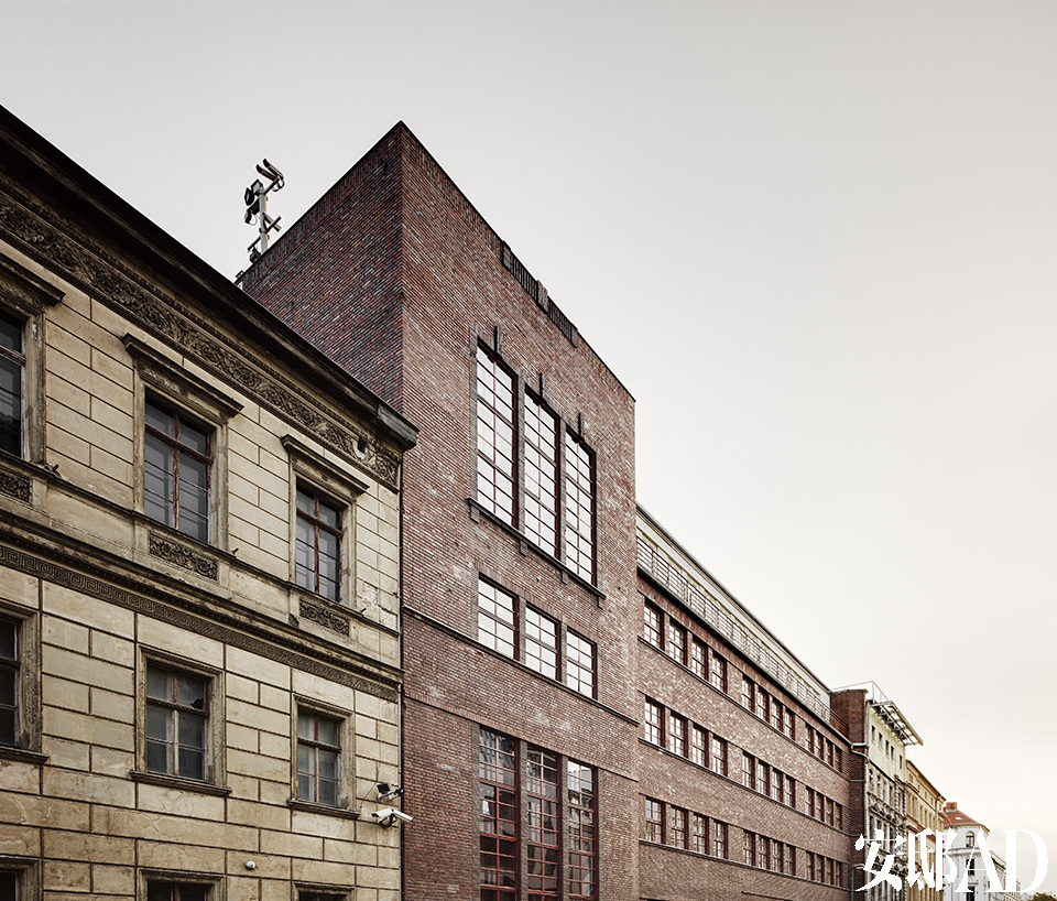 这所犹太女校现代化的建筑线条和经济繁荣时期德国Spandauer郊区的其他建筑形成了强烈反差。