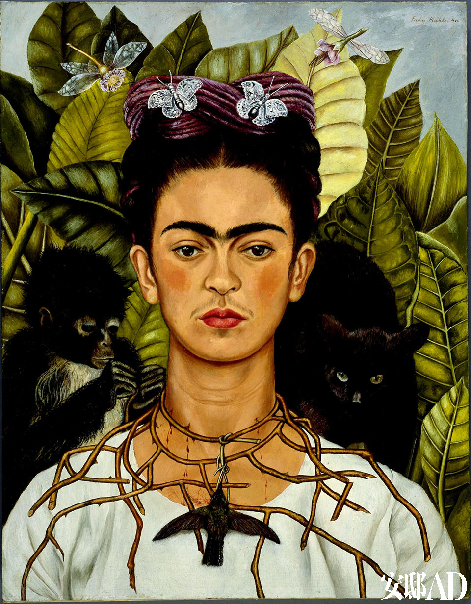《戴着荆条与蜂鸟项链的自画像》Autoretrato con Espinas y Colibrí（1940）。这幅画也在纽约的展览中展出。