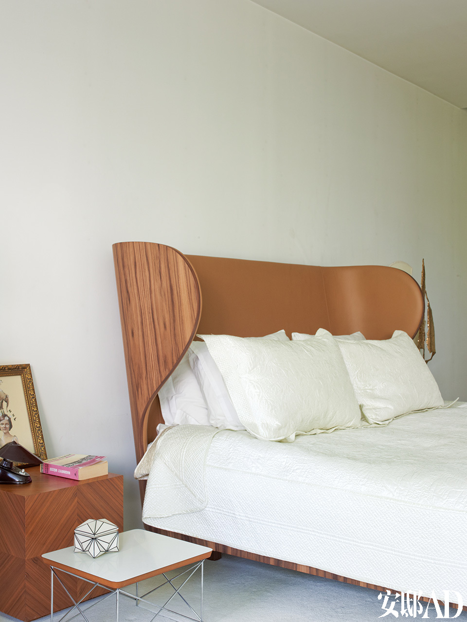 卧室里的双人床和床头桌也都由Autoban设计。