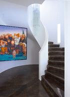 玻璃垂帘吊灯名为“Triboli”，是意大利威尼斯Murano岛Venini在1960年出品的。墙面上的画作来自Gerard Teichert，名为Ma première érection 。