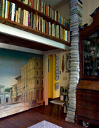 一层客厅内，左手边是受文艺复兴时期启发的裱框画作，代表一座理想之城，由Piero Fornasetti和Barnaba Fornasetti父子共同创作。