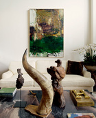 客厅细节，茶几上左侧的铜质雕塑是青年艺术家蒋晟的作品。
