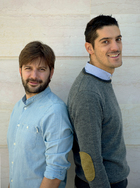 意大利设计师组合Marco Vincenti和Andrea Caturegli，两人均来自Studiovo公司。设计师: Marco Vinvent（i 左）和Andrea Caturegl（i 右），他们二人分
别毕业于佛罗伦萨的建筑学院和米兰的POLI设计学院，曾供职于世界知名的设计公司。2010年，他们回到家乡Lucca，共同成立了设计公司Studiovo，主要经营室内设计和产品设计。Marco和Andra二人联手设计了这间充满魅力和诗意的公寓，在意大利老城的市中心融合了古老和现代的旋律。公寓“颂歌”120平方米的空间包括室内部分和露台，在露台上可以俯瞰整座城市360度的景色。
