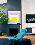 蓝色矮脚靠椅是Gio Ponti的作
品。壁炉上的两件黑色瓷器是20世纪50年代法国Revernay烧制出品的。Florence Lopez特别觅来了火车老木轨，用来铺设地板。