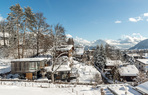 整个HAUS WALDE地区的全景壮丽迷人。阳光照射下的晴朗山坡上，可以望见不远处古老、传统的奥地利风格欧式别墅，与近处玻璃制成的摩登新屋形成对比，体现出奥地利Tyrol地区的美丽景色。