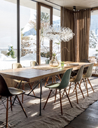 落地玻璃大窗，像是把整个家嵌入风景中，完全没有辜负窗外的无敌雪景 ！餐厅的家具和布置是由Monika Gogl工作室的Gogl Architekten设计而成的，由当地木匠Tischlerei Hofer 配合完成。