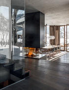 设计简洁的开放式壁炉，不仅为整个空间带来温暖，也成为餐厅与客厅之间的隔断。从客厅可以望见不远处的餐厅。餐桌和厨房的家具也是Monika Gogl工作室Gogl Architekten设计而成的，由当地木匠Tischlerei Hofer 配合完成。
