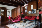 一层的接待区被叫作“红色沙龙”，拿破仑三世时期的座椅旁是19世纪的中式沙发，红色丝绸灯罩增添了一丝温暖的气息。原有的木制楼梯直抵二层客房区和私人空间。细心的女主人发现，由于文化和生活习惯的差异，一般欧洲人喜欢“红色沙龙”，而中国人则喜欢类似图书馆、接待处 这种比较正式的区域。
