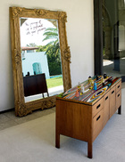 这可不是随意摆放的家具，而是艺术家Keith Tyson的装置艺术品。周先生将它们摆放在户外，镜子倒映出泳池和客房，艺术与生活融为一体。镜子、立柜、香水是
Keith Tyson的一个装置艺术作品。
