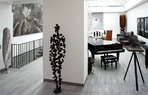 画廊全景图。左边是一个飞机螺旋桨饰品；前排中间AntonyGormley的作品《Standing Matter5》；靠右边的搁架上放置的是张洹的另一件作品《Ash Head》，头像是用压缩的香灰制成的。
