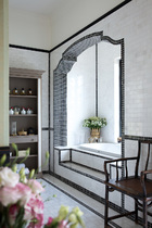 主人浴室是設計師和主人都十分滿意的地方，黑白馬賽克與復古地磚完美結合。