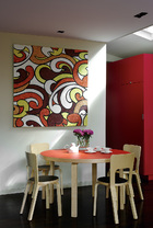 厨房边的简餐区设置了Artek的餐桌和65餐椅，名为“A Bed Of Colour To Squeeze Between a Sidewalk Crack”的挂画基于新西兰毛利人的文化创作，作者是Reuben Paterson。