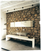 浴室的装修相当简单，石头墙壁和抛光水泥地面都显得很拙朴。