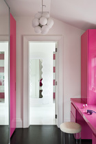 颜色粉嫩的更衣室。