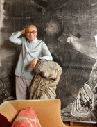 男主人: 谷文达，当代备受国际瞩目的华人艺术家之一。他1955年生于上海，上世纪80年代移居纽约，作品以大胆激进、惊世骇俗著称，其中名为《天坛》的作品登上1999年3月号的《美国艺术》，影响了之后的一批艺术家。谷文达现生活、工作于纽约和上海两地。谷文达在自己位于纽约布鲁克林的家中，背景的“水墨画”是那幅著名的《联合国》。